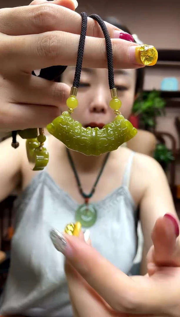 岫玉未镶嵌吊坠多样性发货发其中之一