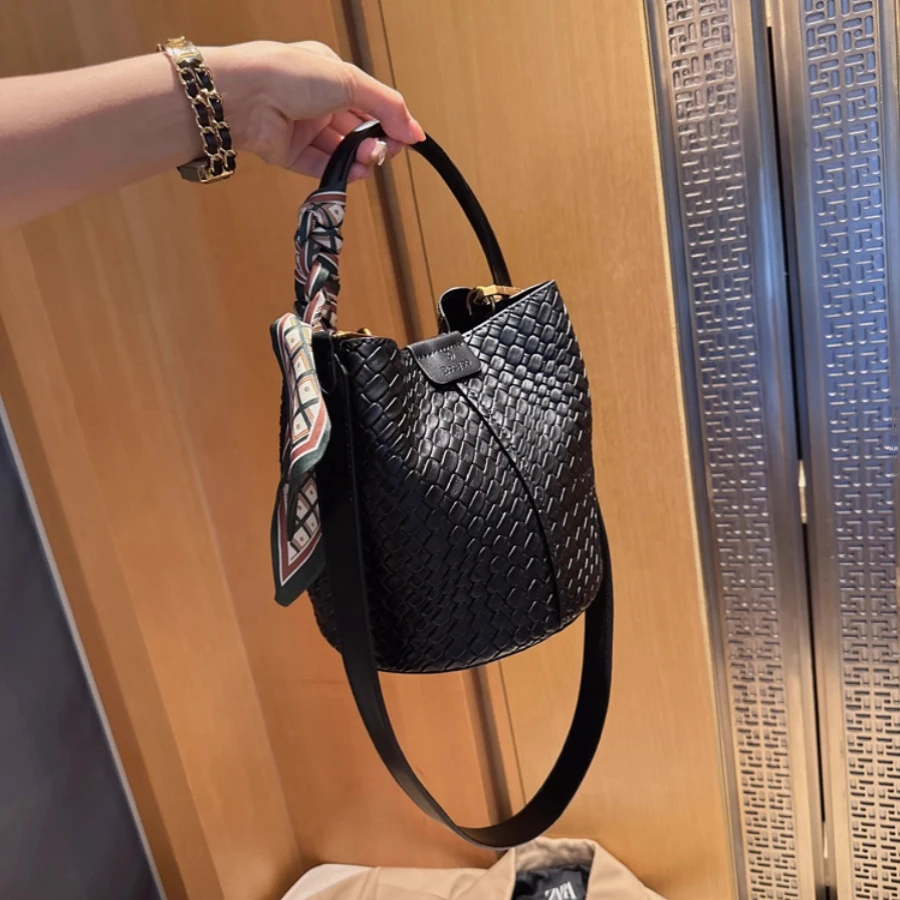 2025年法国品牌编织水桶包女新款高级感简约手提包百搭单肩斜挎包