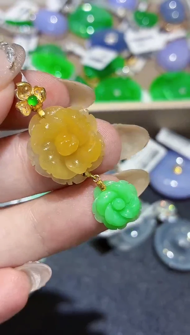 颈饰18K金镶嵌翡翠天然A货翡翠