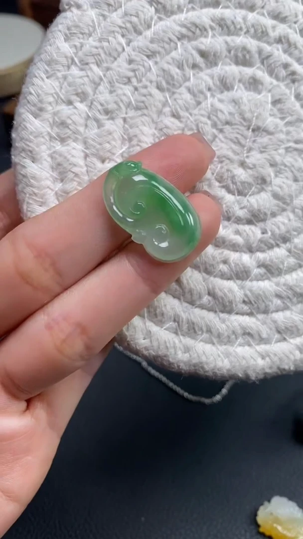 定制翡翠未镶嵌如意