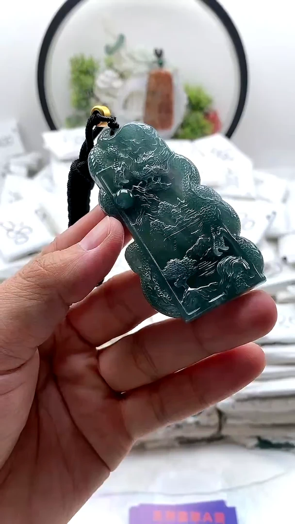 颈饰未镶嵌翡翠山水龙牌