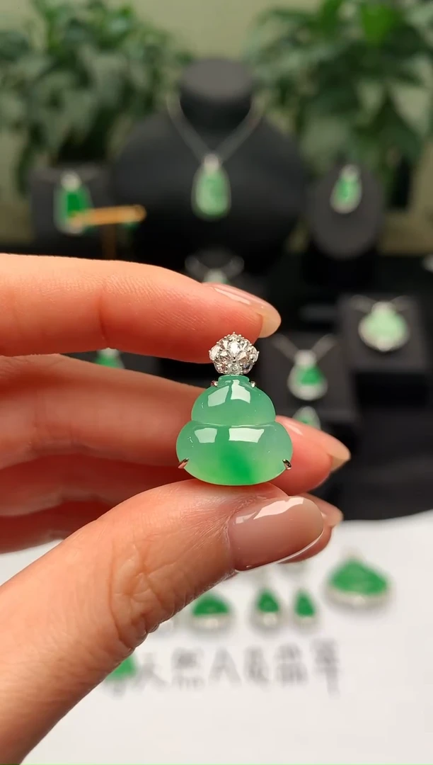 颈饰18K金镶嵌翡翠葫芦