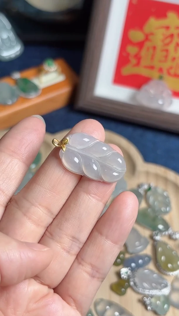 颈饰18K金镶嵌翡翠叶子