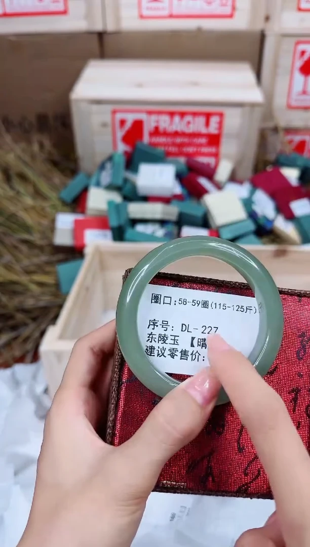 未镶嵌手镯石英质玉DL-227