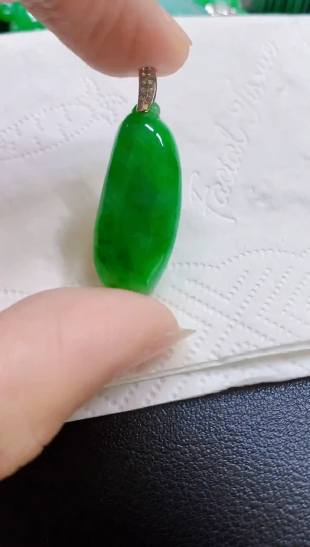 颈饰18K金镶嵌翡翠瓜