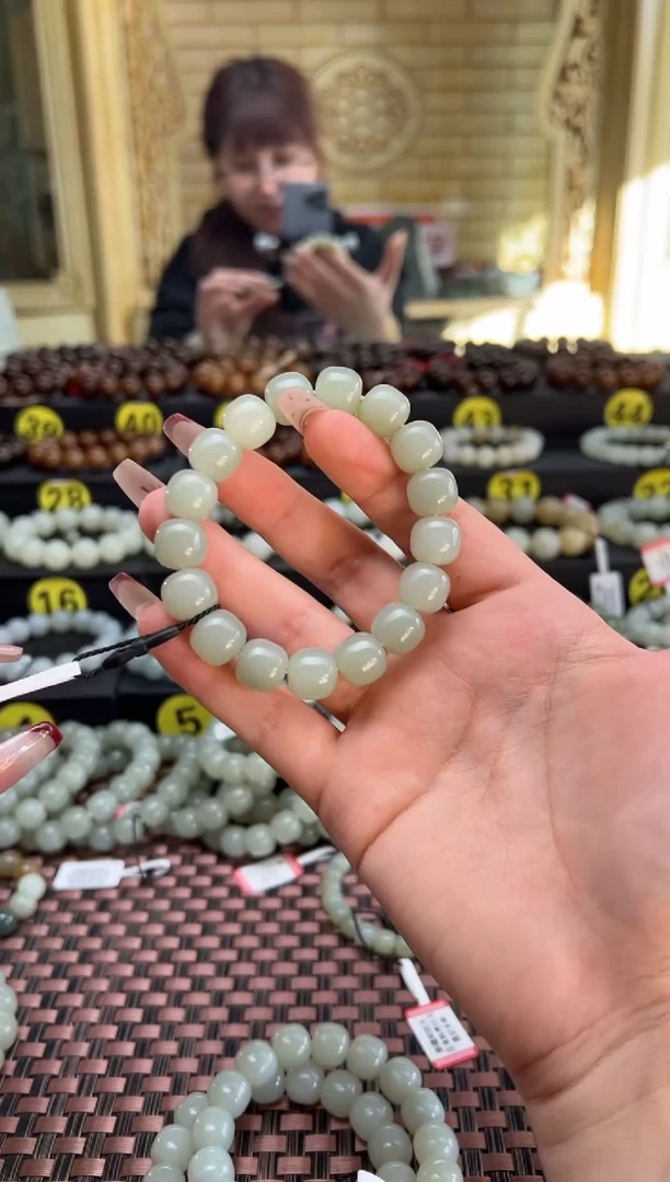 【闪购商品】和田玉手串未镶嵌且末料青白玉老型珠卡11*12手串