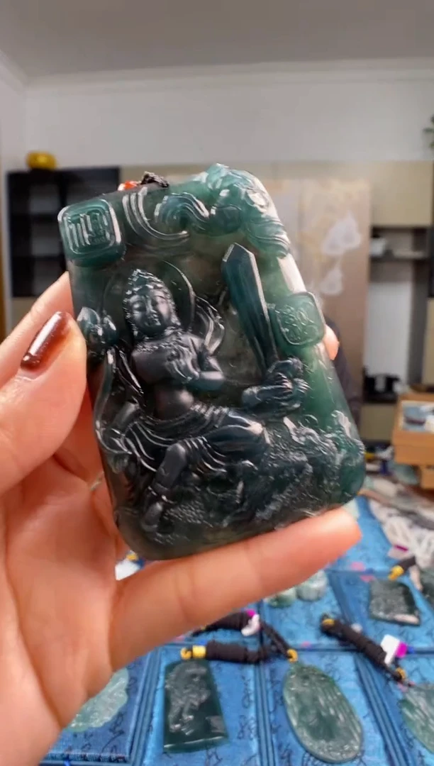 颈饰未镶嵌翡翠  多样性发其一