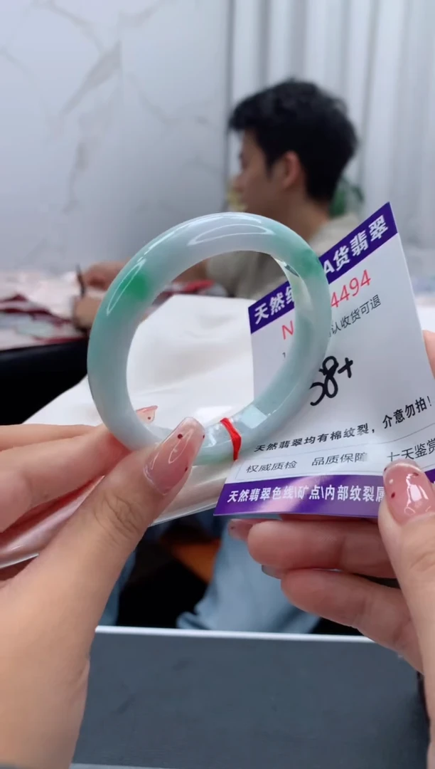 未镶嵌手镯翡翠有纹，完美者勿拍