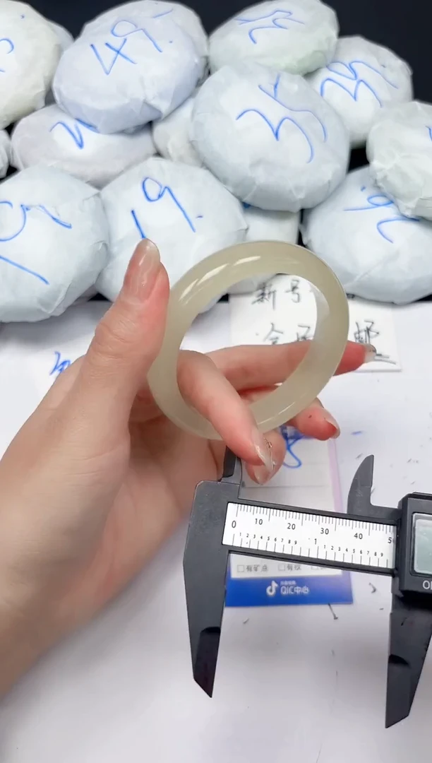 未镶嵌手镯石英质玉A85/5354