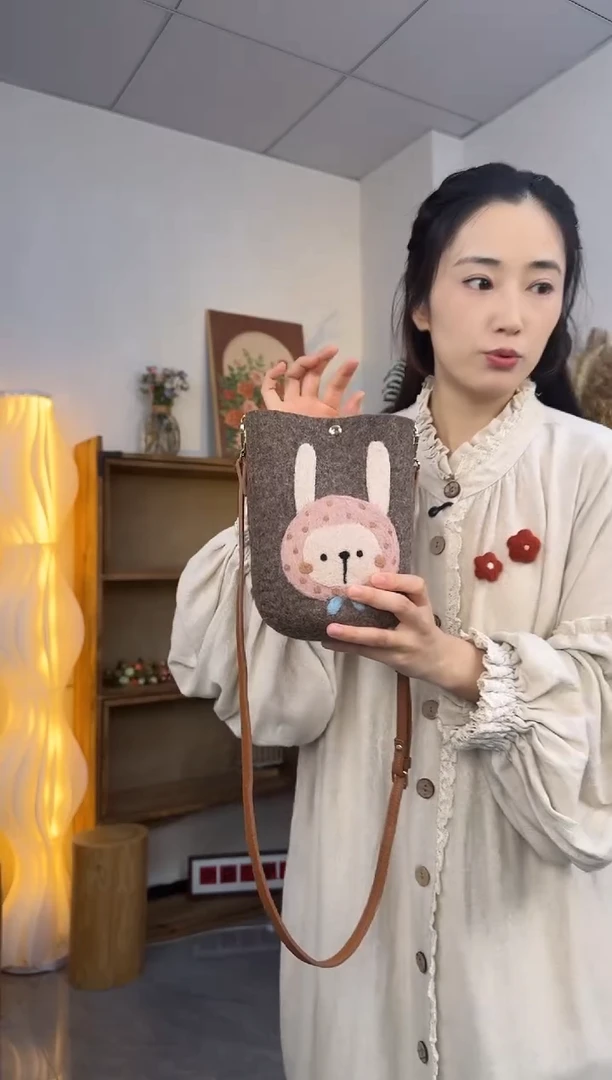 羊毛非遗纯手工包  手机包兔子