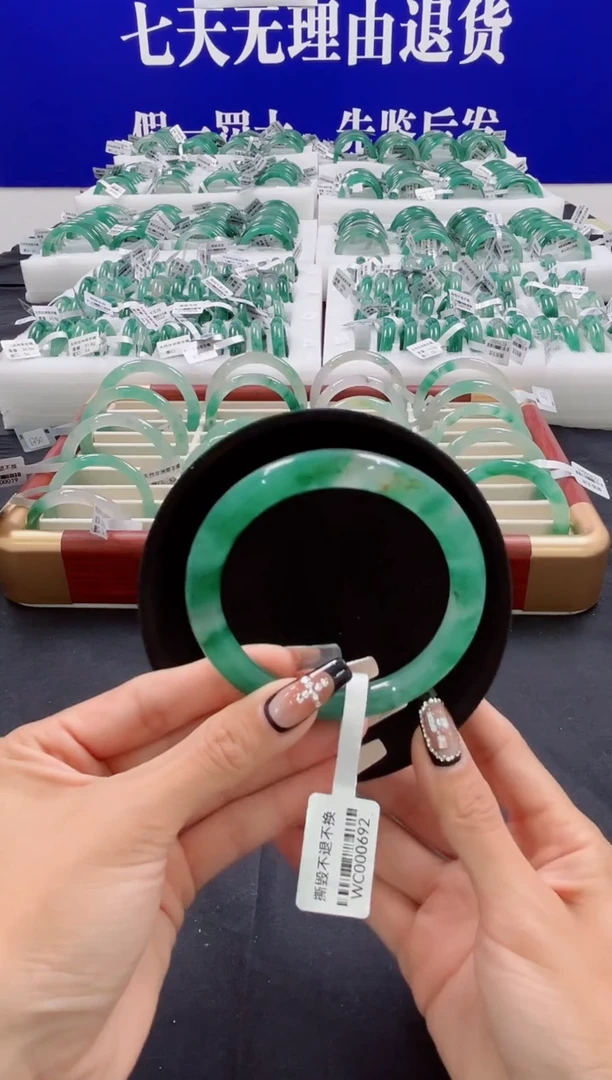 未镶嵌手镯石英质玉（非洲翠）圈口64