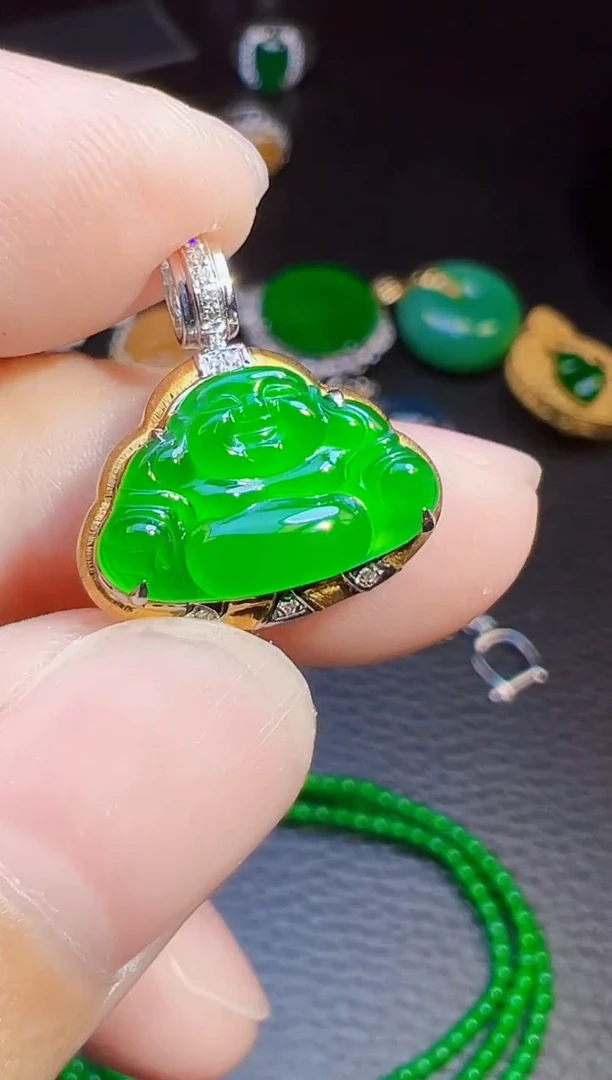 颈饰18K金镶嵌翡翠胖*?翡翠