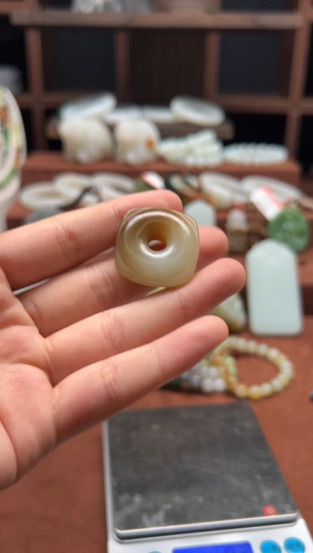 和田玉未镶嵌颈饰1
