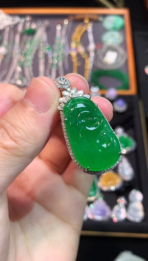 吊坠(赠链)18K金镶嵌翡翠辣阳满绿如意吊坠