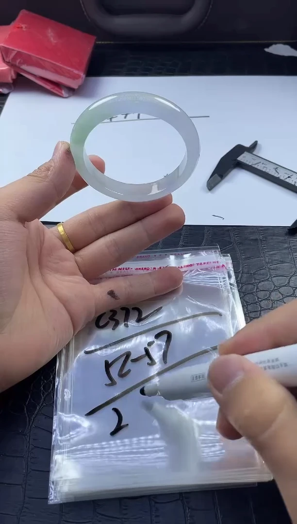 时尚冰透女款精美美人镯C372