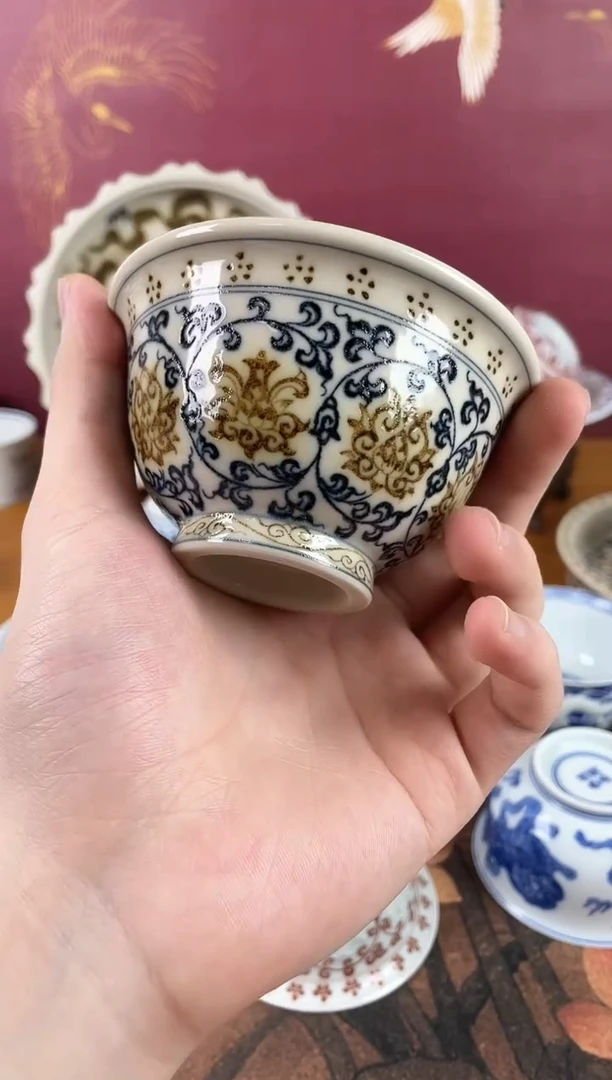 青花釉里金缠枝莲压手杯