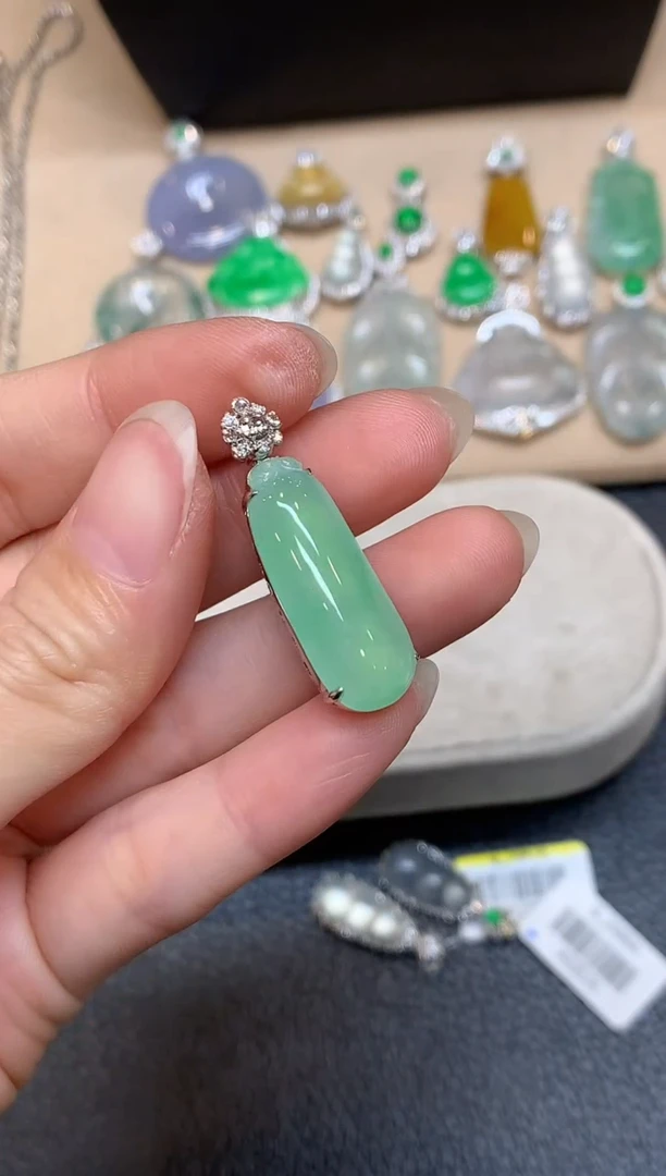 颈饰18K金镶嵌翡翠福瓜【无服务费