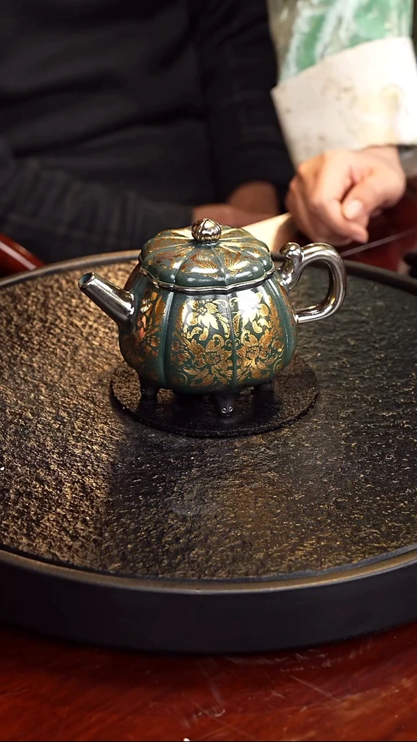 茶壶紫砂顾顺芝 筋纹莲花78绿泥 350毫升 配三足鼎