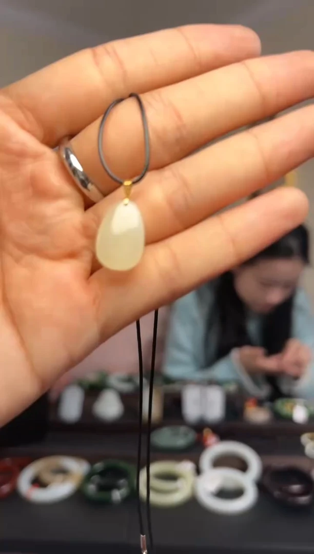 颈饰18K金镶嵌和田玉水滴