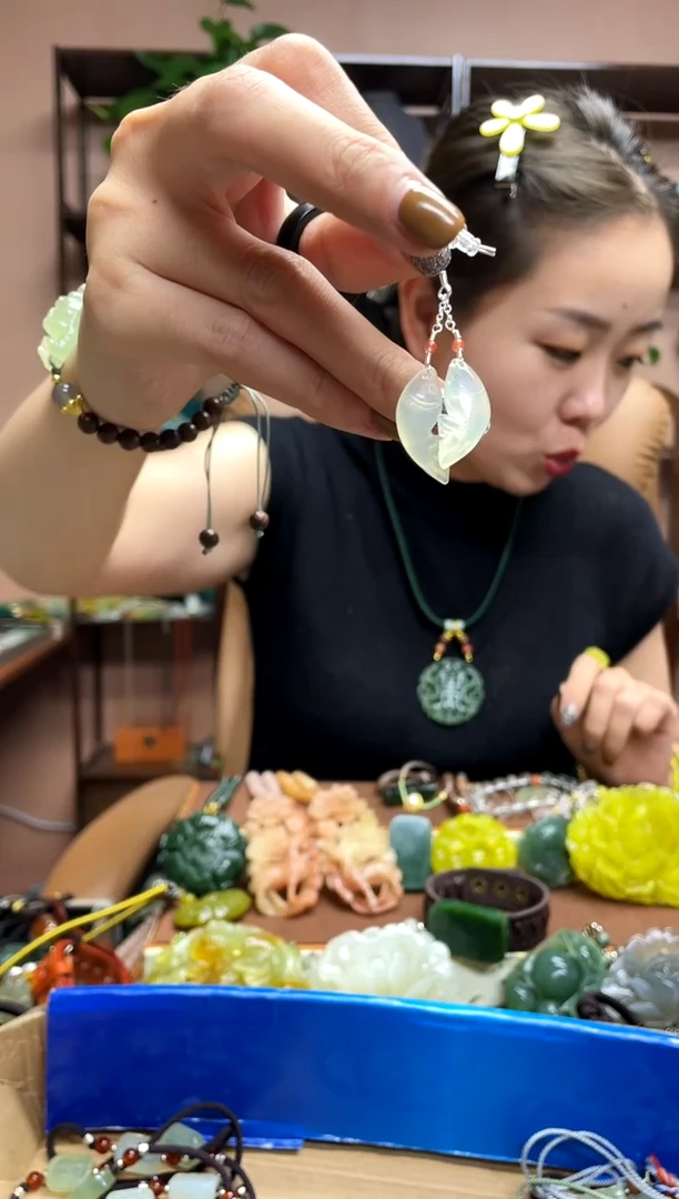 银S925镶嵌岫玉耳饰多样性发货发其中之一