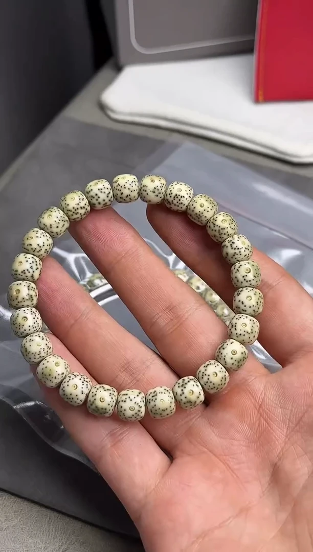 手串星月菩提D05   【星点货】石玉正月 月留白 9.5*8.5左右