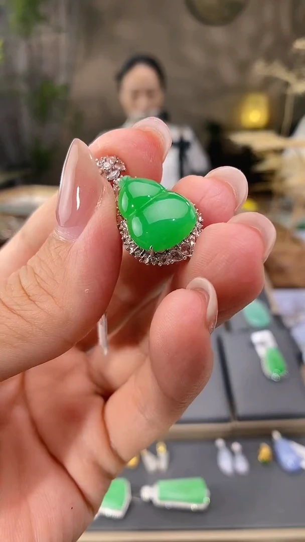 吊坠(不含链)18K金镶嵌翡翠葫芦