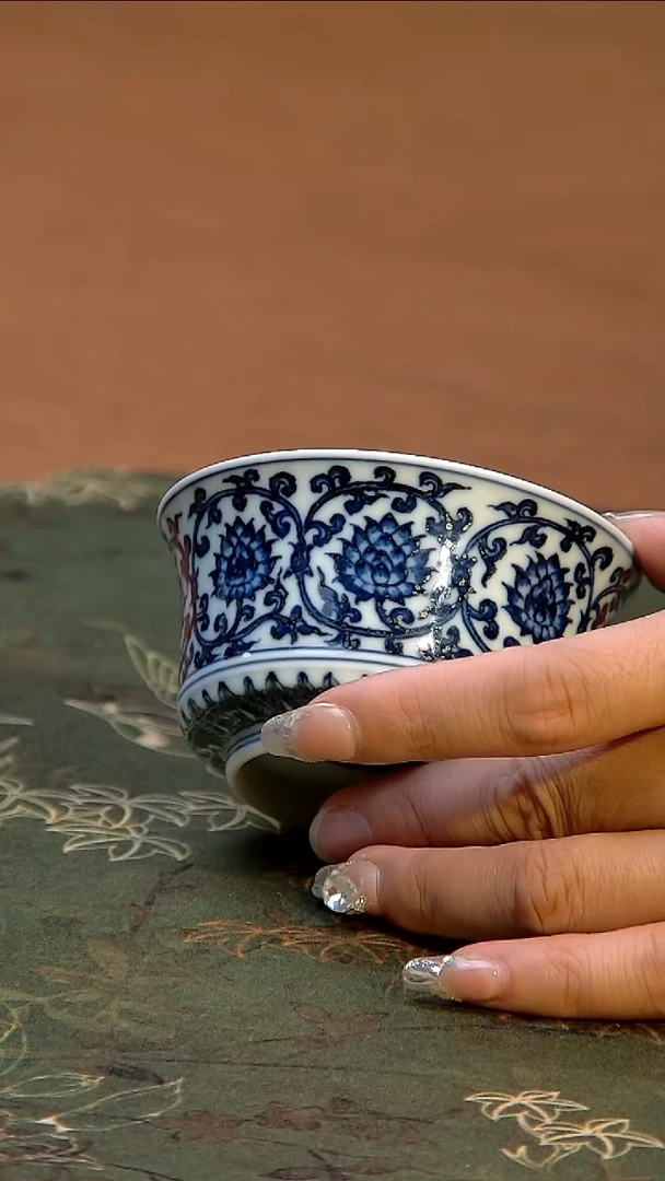 景德镇手绘缠枝莲主人杯