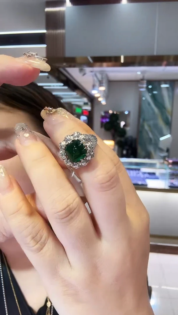 18K金镶嵌戒指祖母绿4.11ct