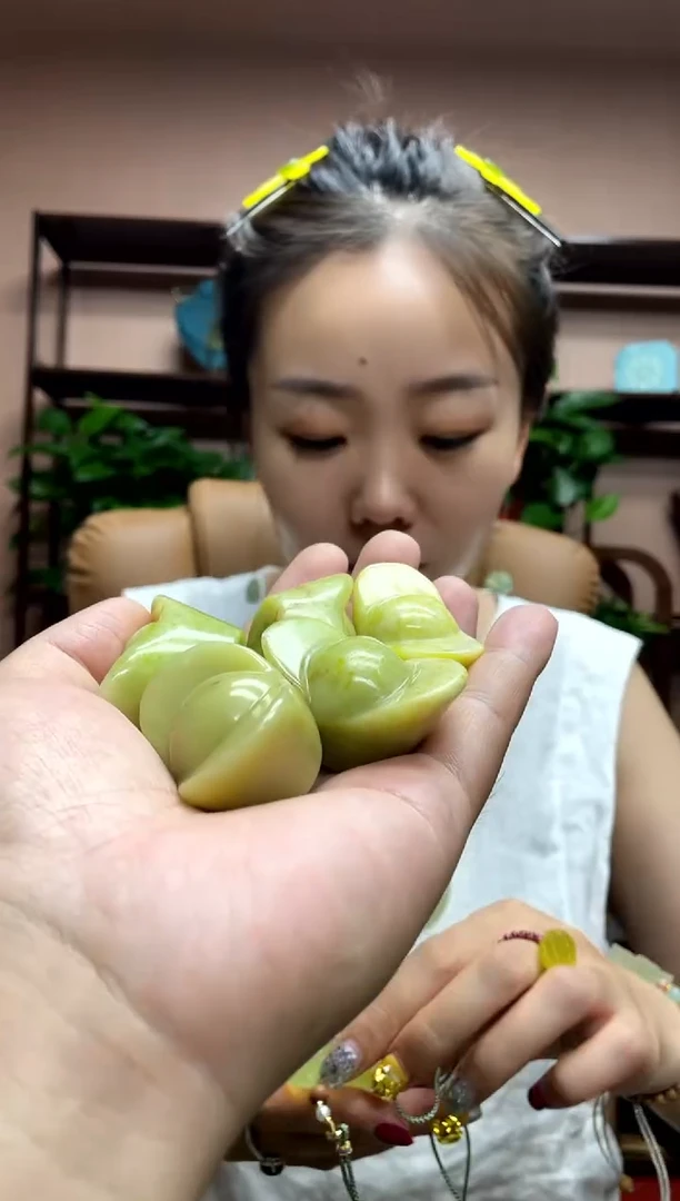 岫玉未镶嵌吊坠多样性发货发其中之一