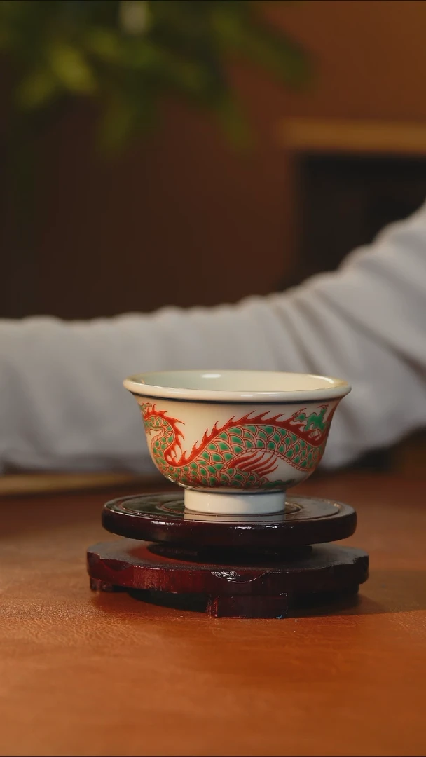 立勤堂红绿彩祥云龙压手杯