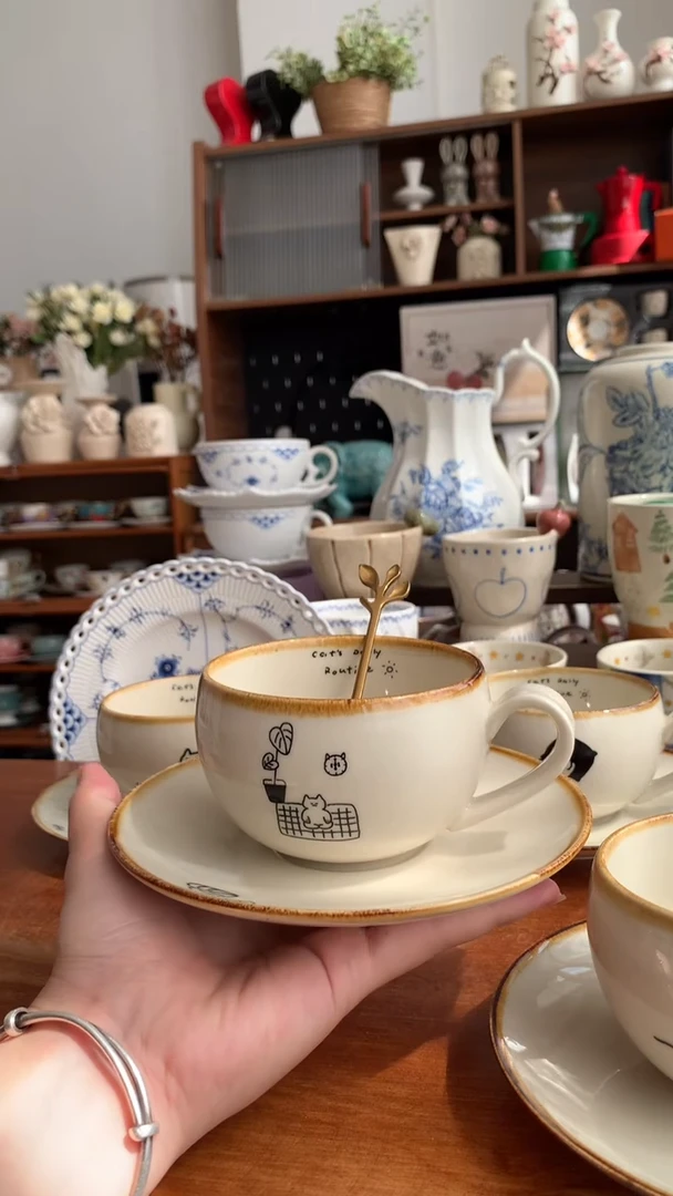 瓷【打坐小猫】蛋形杯碟【送勺】