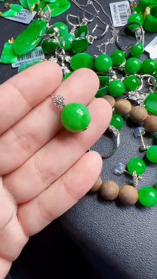 颈饰18K金镶嵌翡翠珠子