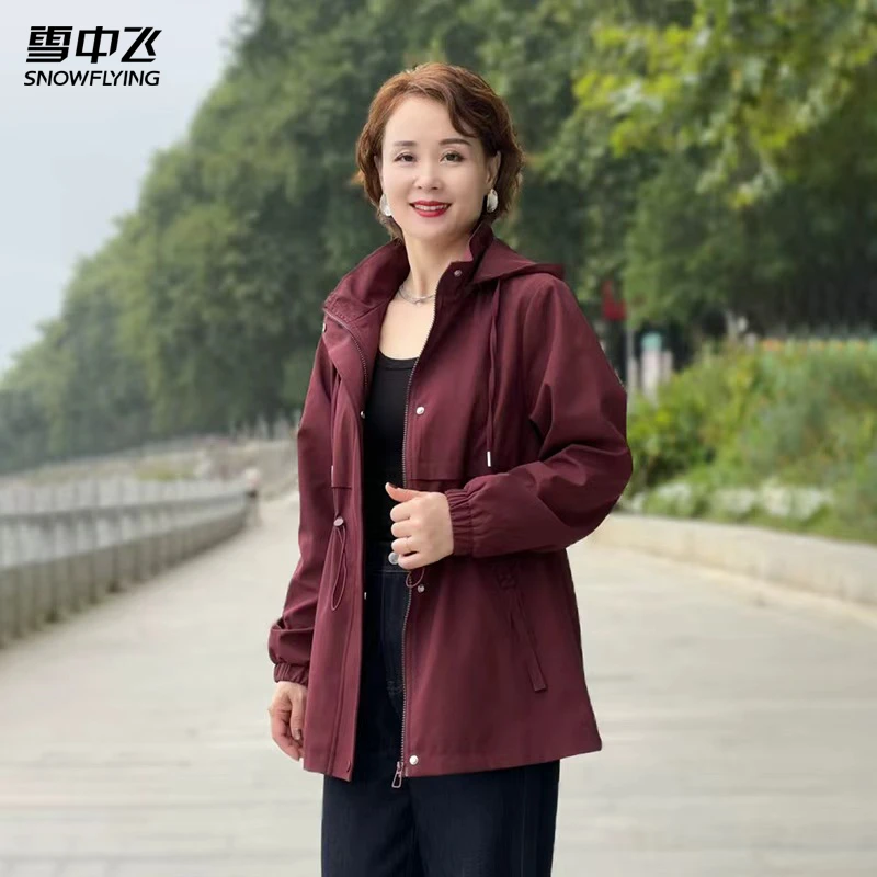 雪中飞品牌妈妈秋装外套洋气风衣2025新款中老年女大码连帽上衣F