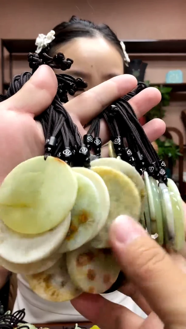 岫玉未镶嵌吊坠多样性发货发其中之一