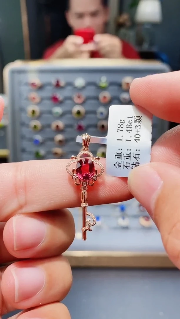 颈饰18K金镶嵌碧玺1.48.