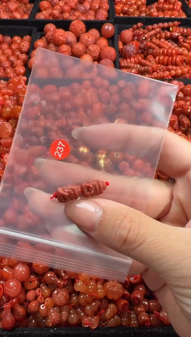 南红玛瑙未镶嵌颈饰1