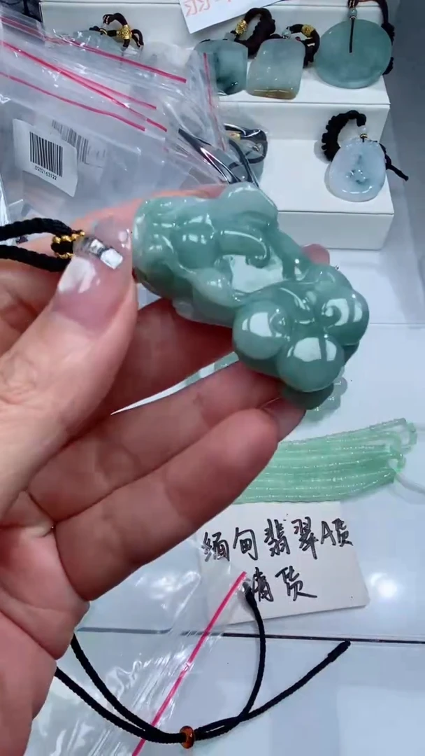 颈饰未镶嵌翡翠吊坠