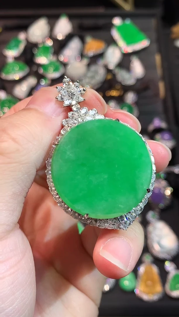 吊坠(赠链)18K金镶嵌翡翠高冰阳绿大圆牌吊坠