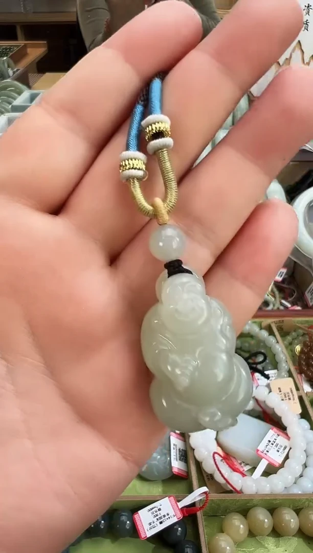 吊坠(赠链)未镶嵌和田玉且末料青白玉吊坠