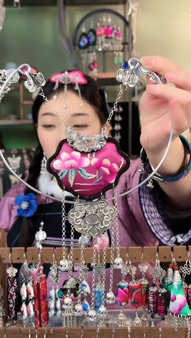 彩云南阁非遗老绣苗银饰品564