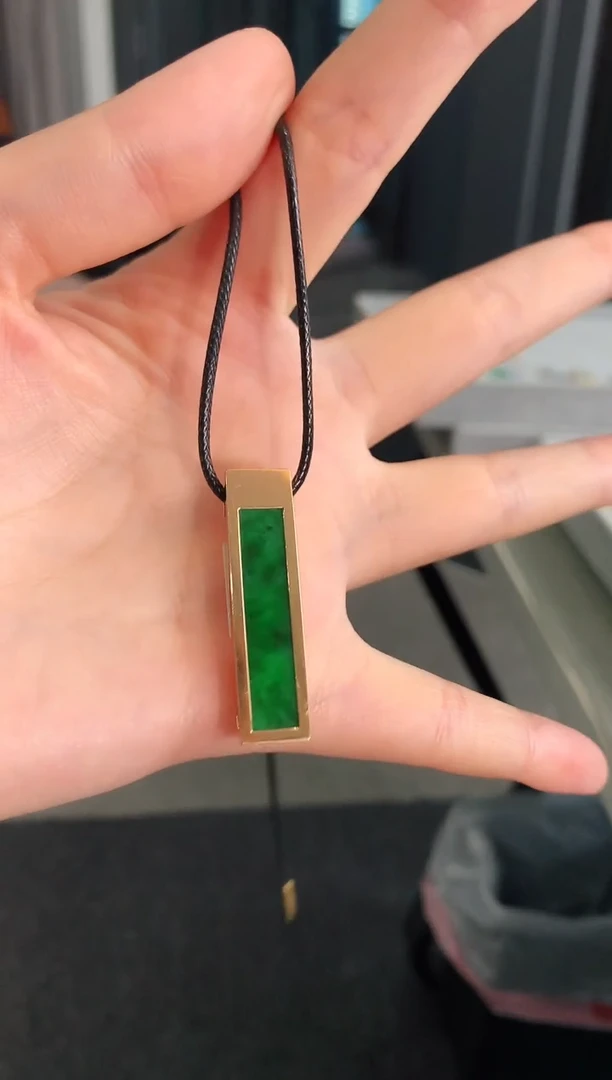 【闪购商品】翡翠颈饰18K金镶嵌吊坠