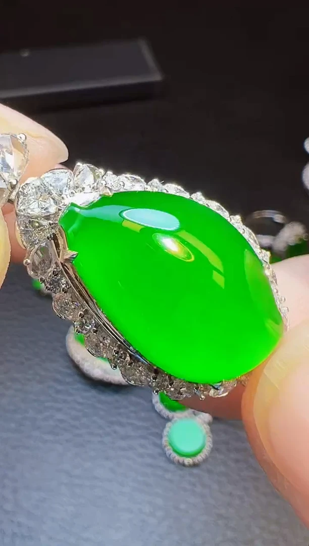 颈饰18K金镶嵌翡翠啾翡翠