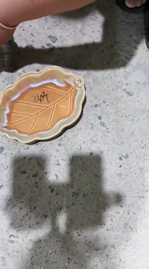 瑕疵叶子盘子两个