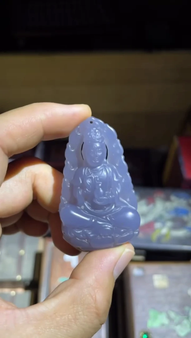 和田玉未镶嵌颈饰胭脂色镂空观音1件