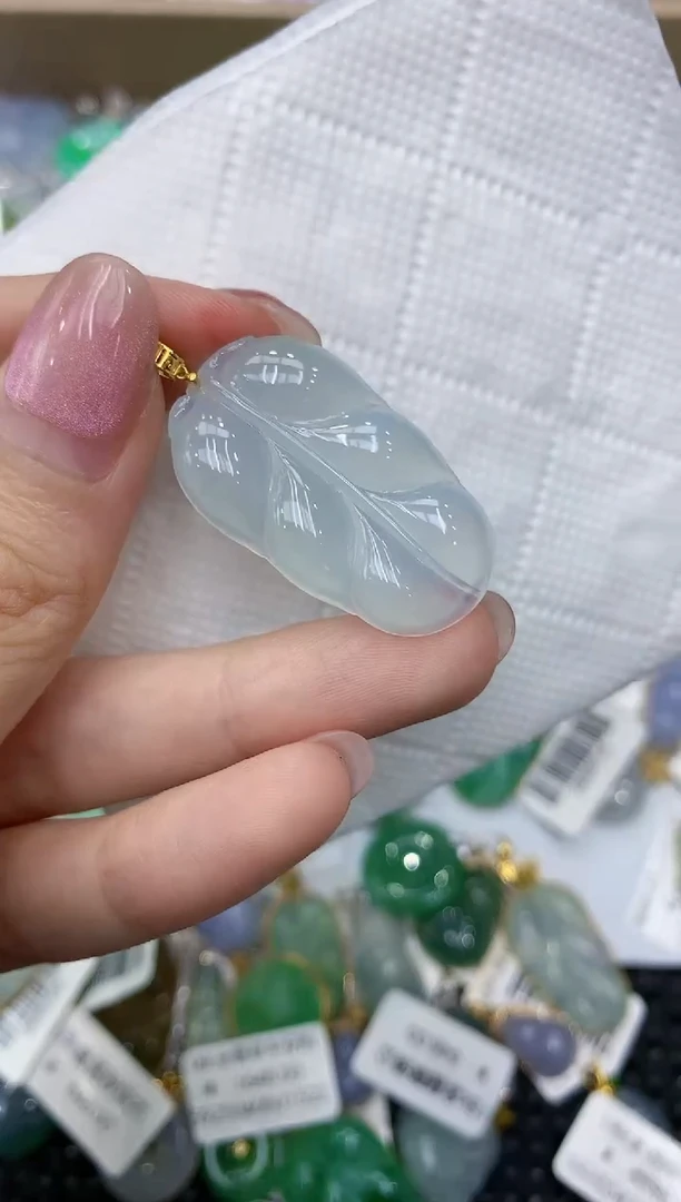 翡翠18K金镶嵌颈饰111111111