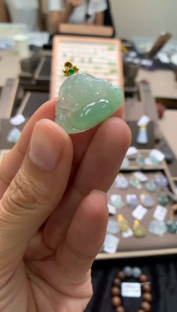 颈饰18K金镶嵌翡翠佛公