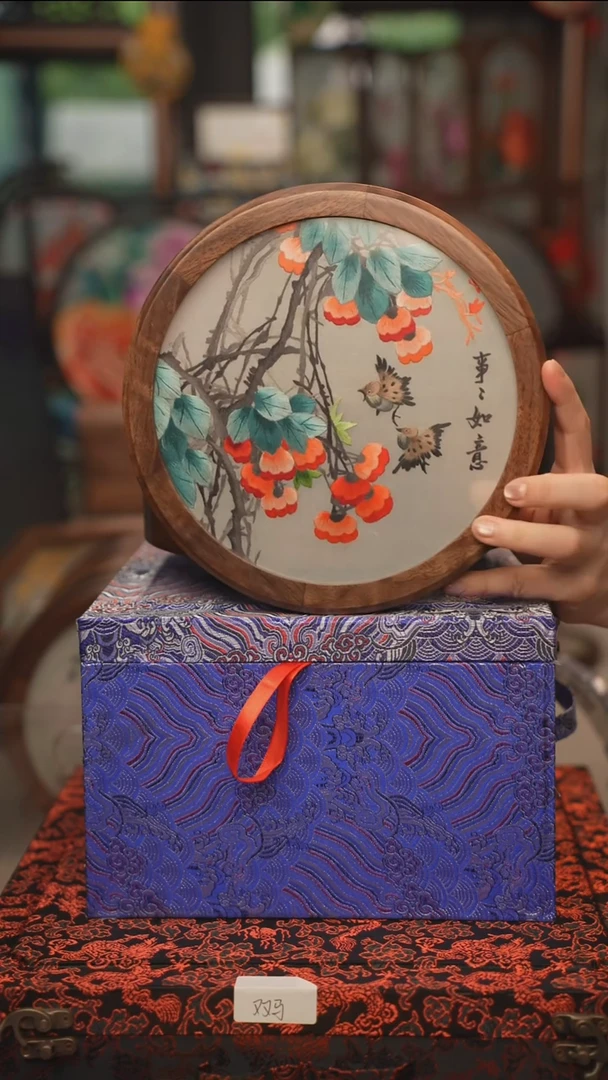 扇子苏绣双面绣胡桃木果盒直径22CM，高11CM