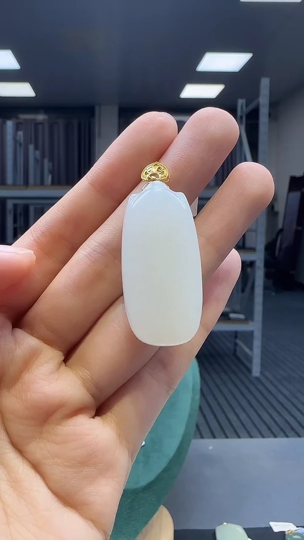 18K金镶嵌和田玉挂件1