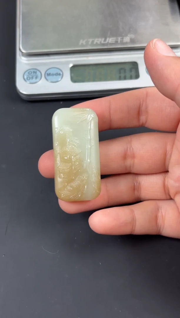 和田玉未镶嵌吊坠(赠链)且末微色差迪克兰二细吊坠