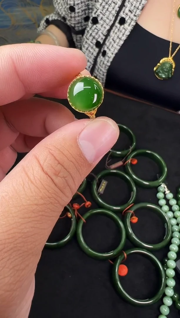 18K金镶嵌戒指和田玉粉绿多样性发一12号